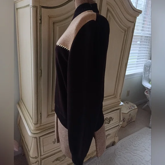 BEAUTIFUL "ST. JOHN COLLECTION" CHOCOLATE BROWN N TAN KNIT, SIDE ZIPPER SWEATER!